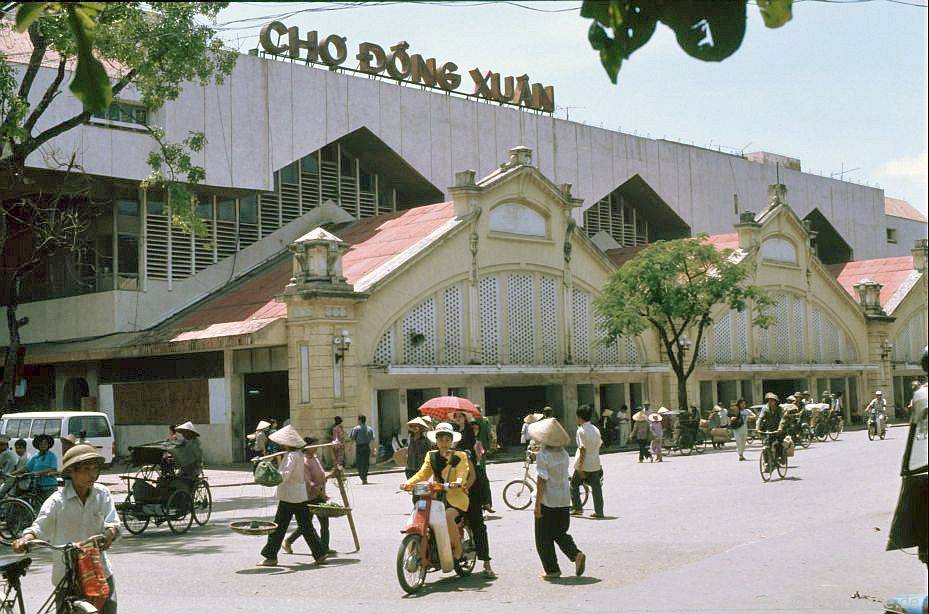 A market in Southern Vietnam in the 1990s—vibrant commercial activity post-Đổi Mới