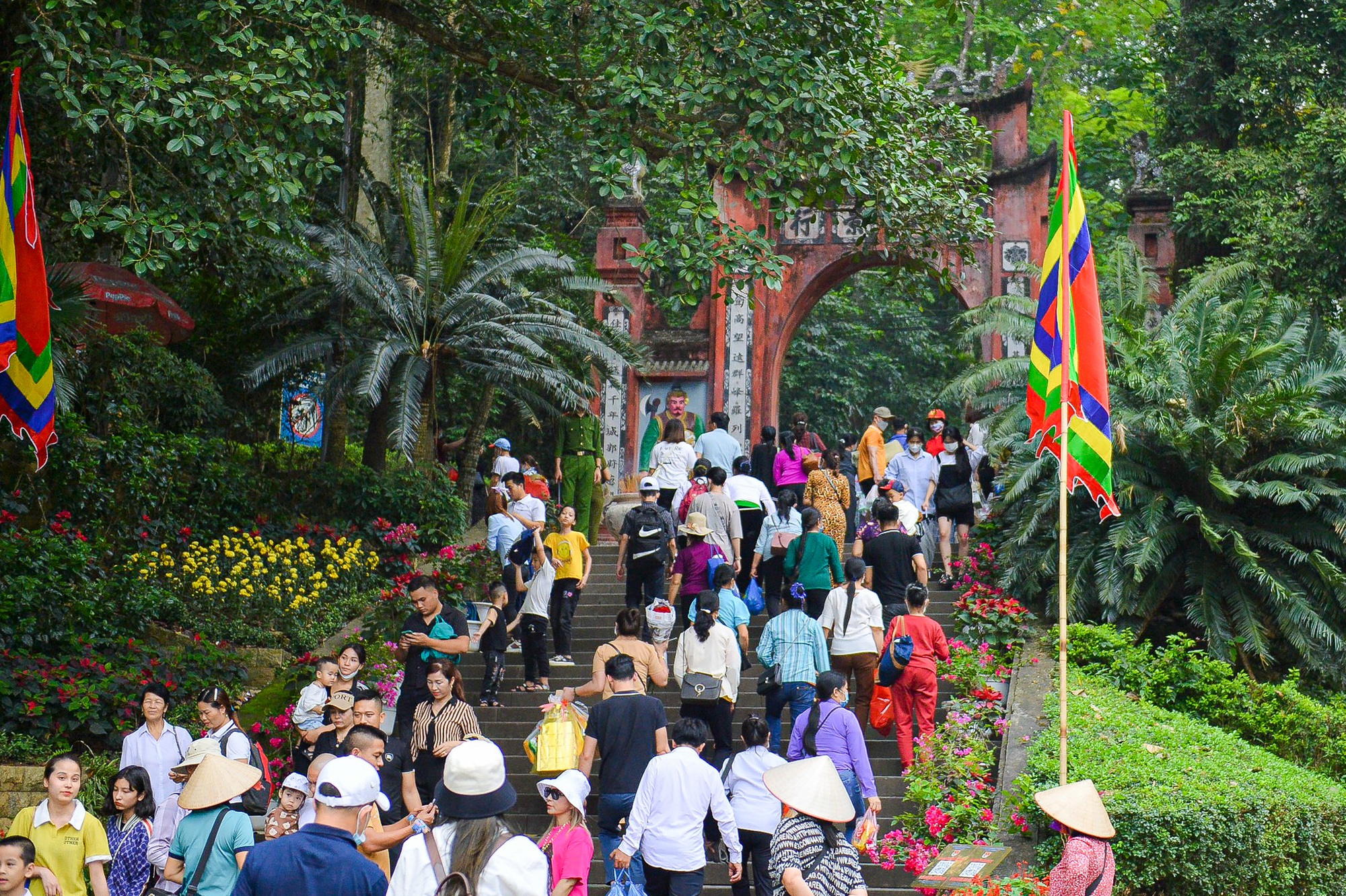 A procession of pilgrims ascending to the Hùng Temple on the 10th day of the 3rd lunar month — a massive, solemn gathering