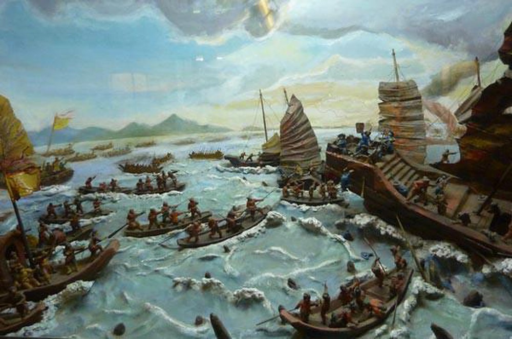 A painting or illustration of the Battle of Bạch Đằng River in 938 — wooden spikes beneath the water, sinking Chinese vessels