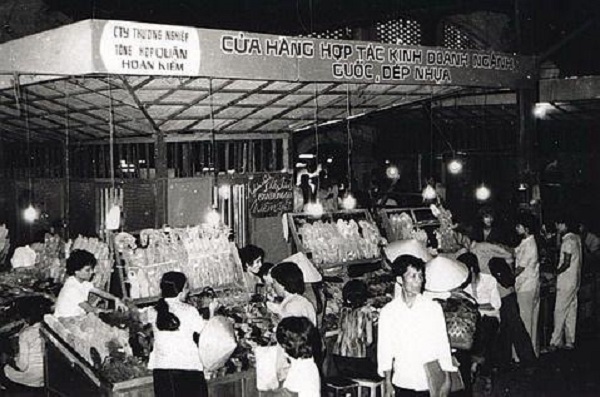 A historical photo of rice ration coupons or a line of people waiting to buy food during Vietnam's subsidy era