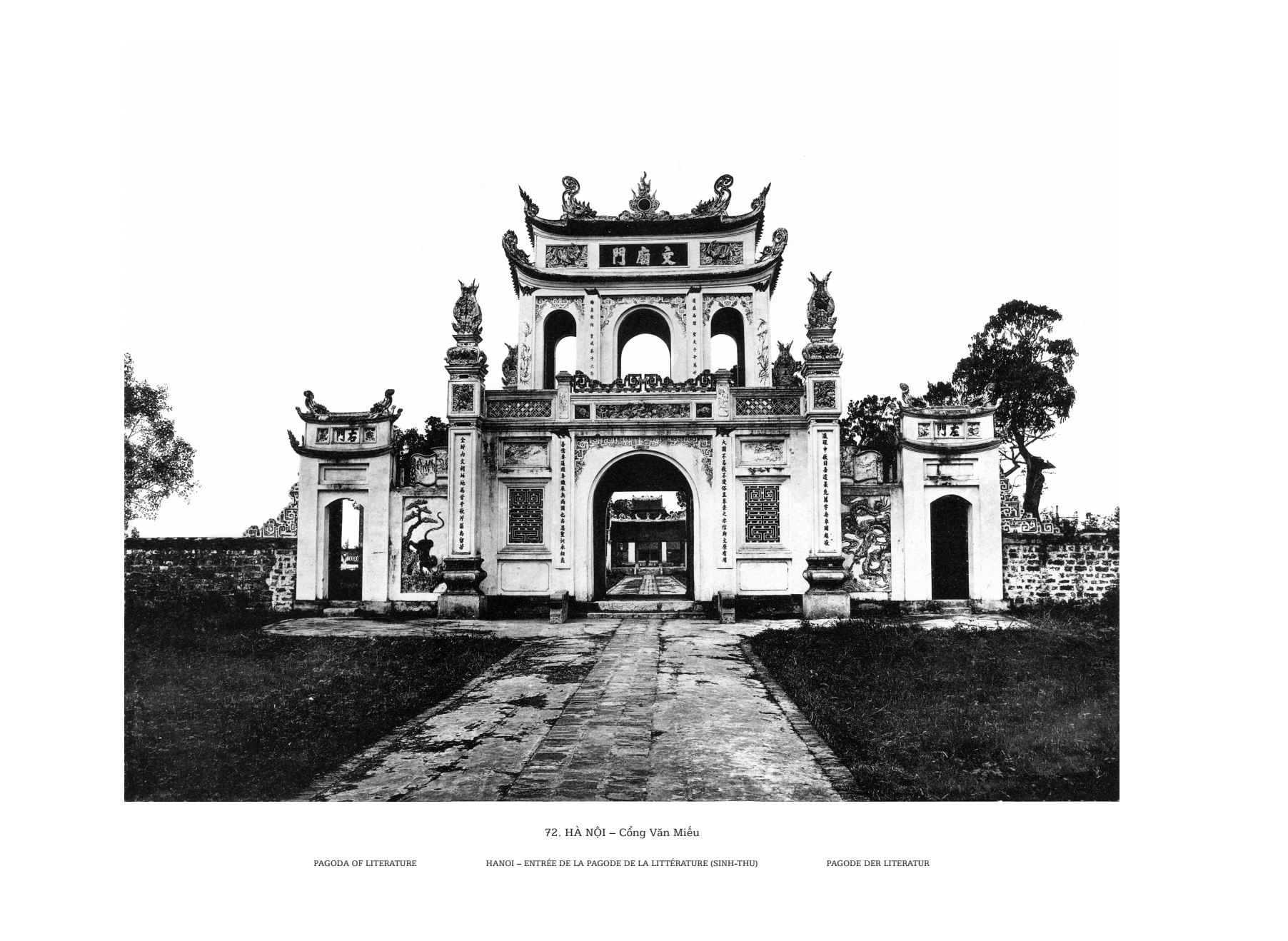 Historical black and white photograph — Vietnam during the war, civilians evacuating or soldiers