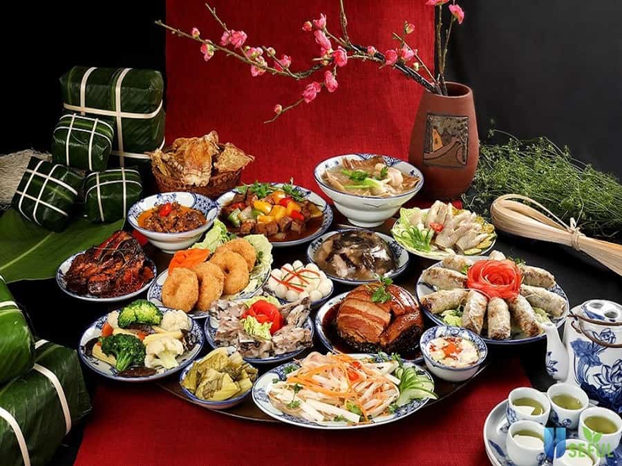 A year-end feast with the entire Vietnamese family gathered together