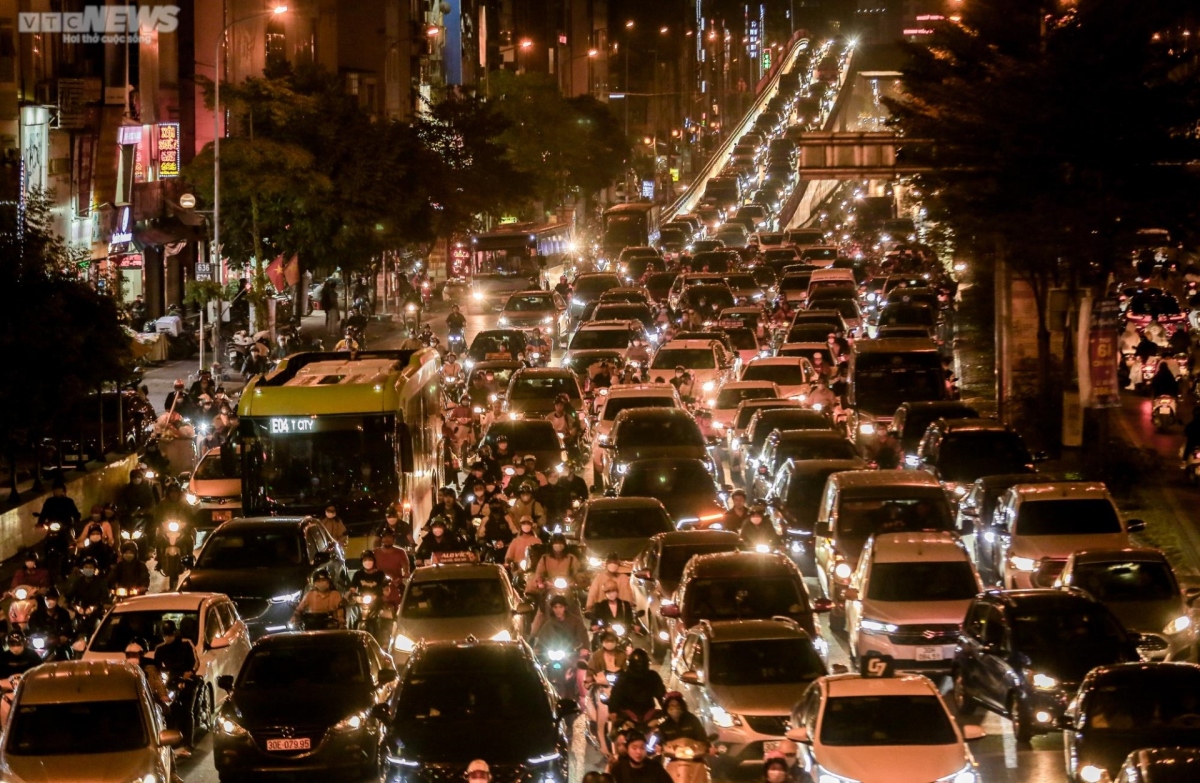 Tết traffic congestion — streets flooded with motorbikes and cars