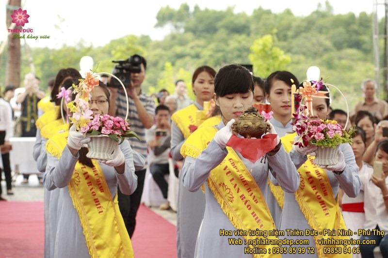 The rose-pinning ceremony during Vu Lan — individuals having white or red roses pinned to their shirts