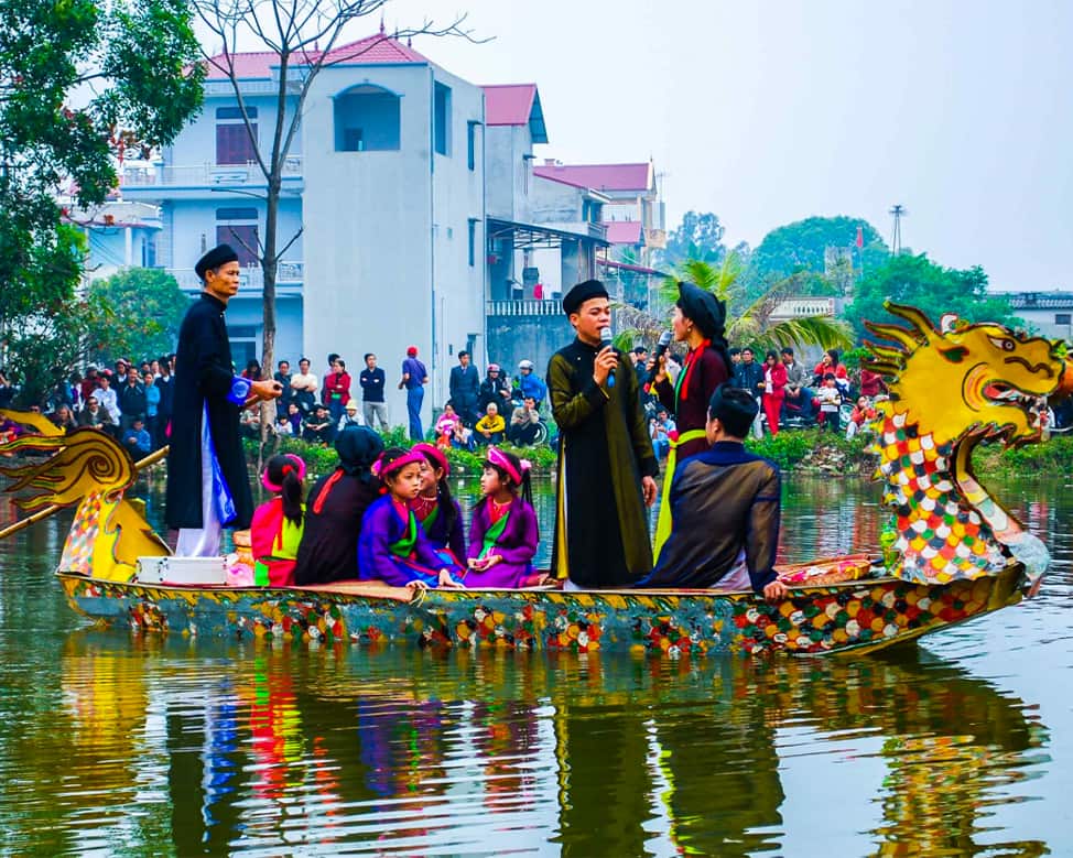 The Lim Festival in Bắc Ninh — thousands of spectators watching quan họ performances