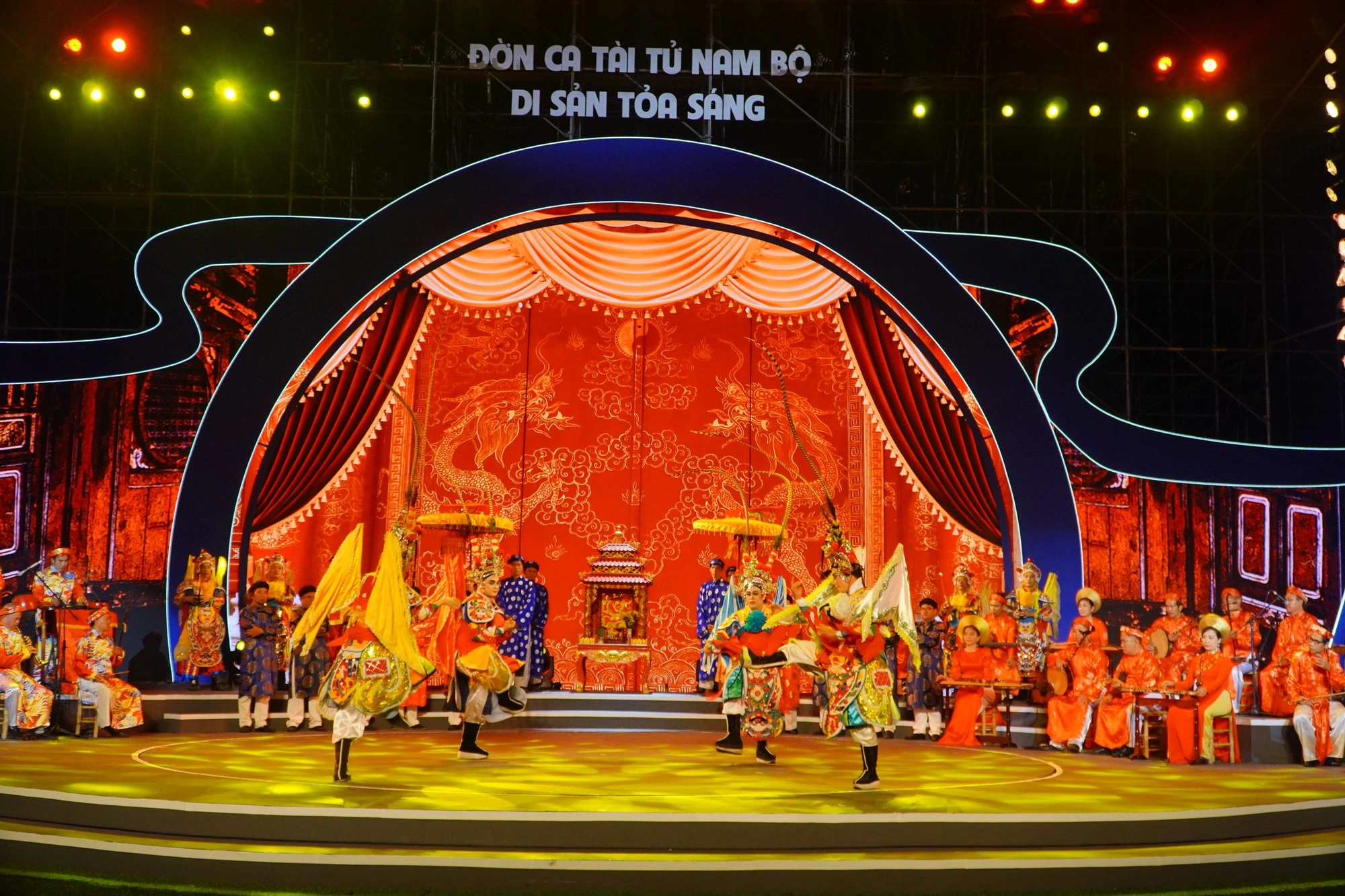 A đờn ca tài tử group in the South — musicians playing the đàn tranh and đàn kìm while sitting on a woven mat