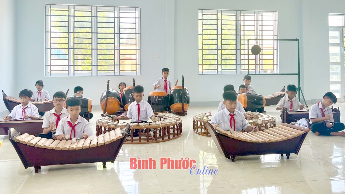 Young students learning traditional Vietnamese instruments — the đàn tranh, the bamboo flute
