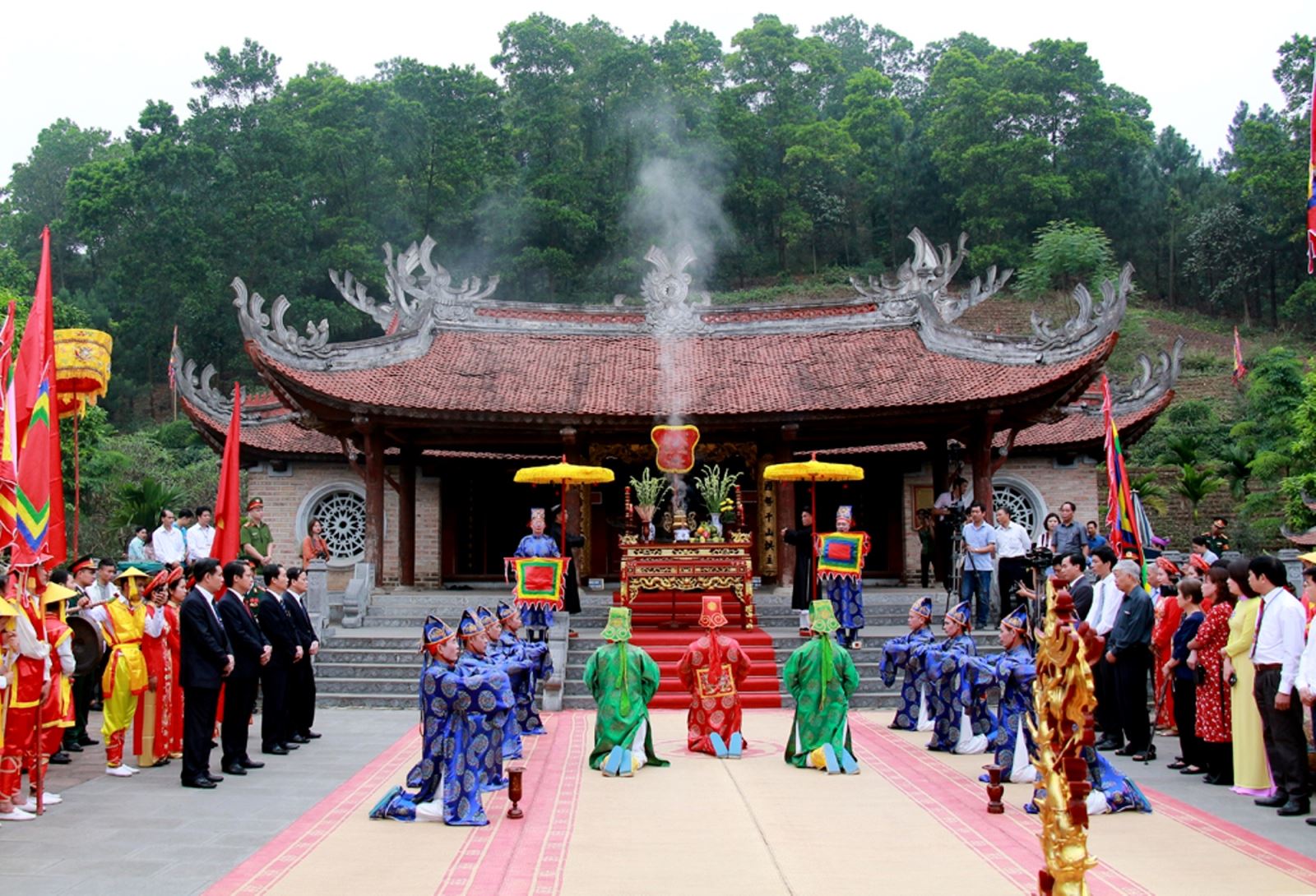 Pilgrims lighting incense at the Hung Temple — an atmosphere of solemnity, thick with fragrant smoke