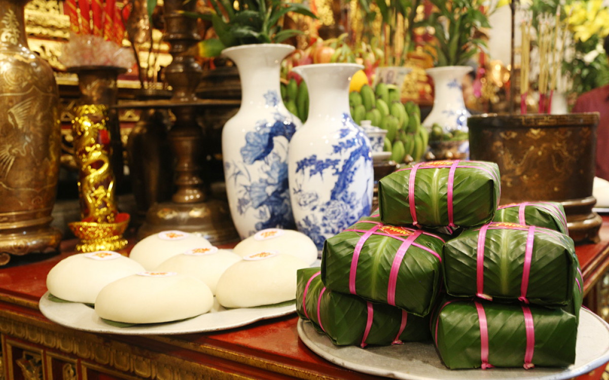 Bánh chưng and bánh dày displayed on a ritual offering tray for the Commemoration Day