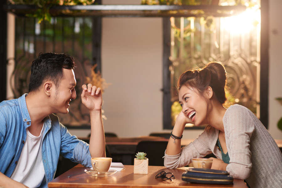 Two Vietnamese people conversing — demonstrating closeness and comfort in communication