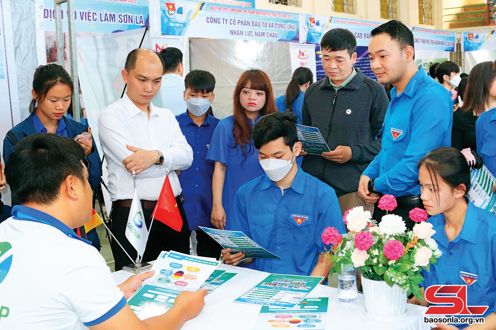 A group of Vietnamese people conversing in a harmonious atmosphere — preserving good relationships
