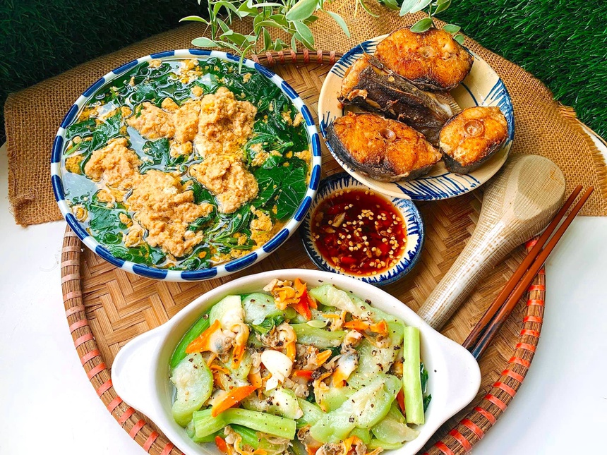 A light Vietnamese summer meal — sour soup, fresh greens — vs a warm winter meal — hot pot, braised meat