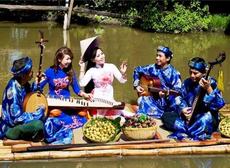 A group performing Don Ca Tai Tu in the West — zither, moon lute, evening vocals