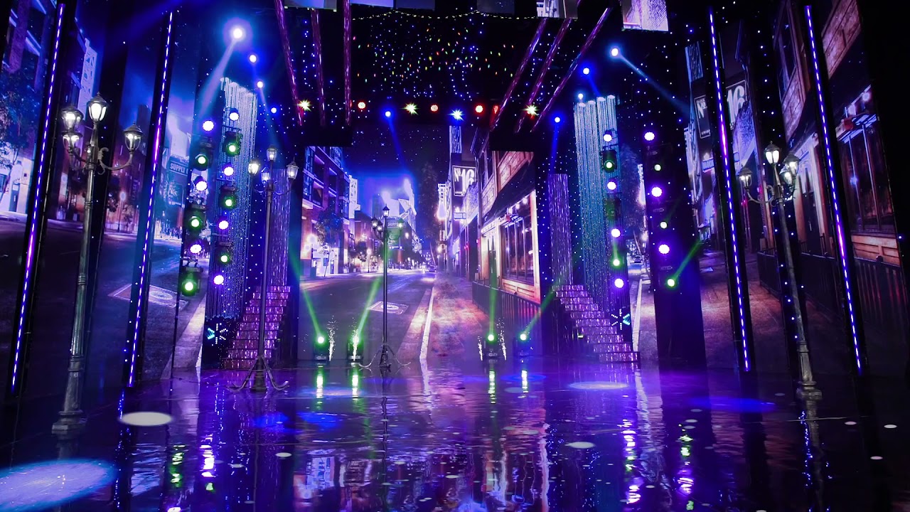 The spectacular, glittering stage of Paris By Night in the US — overseas Vietnamese singers performing