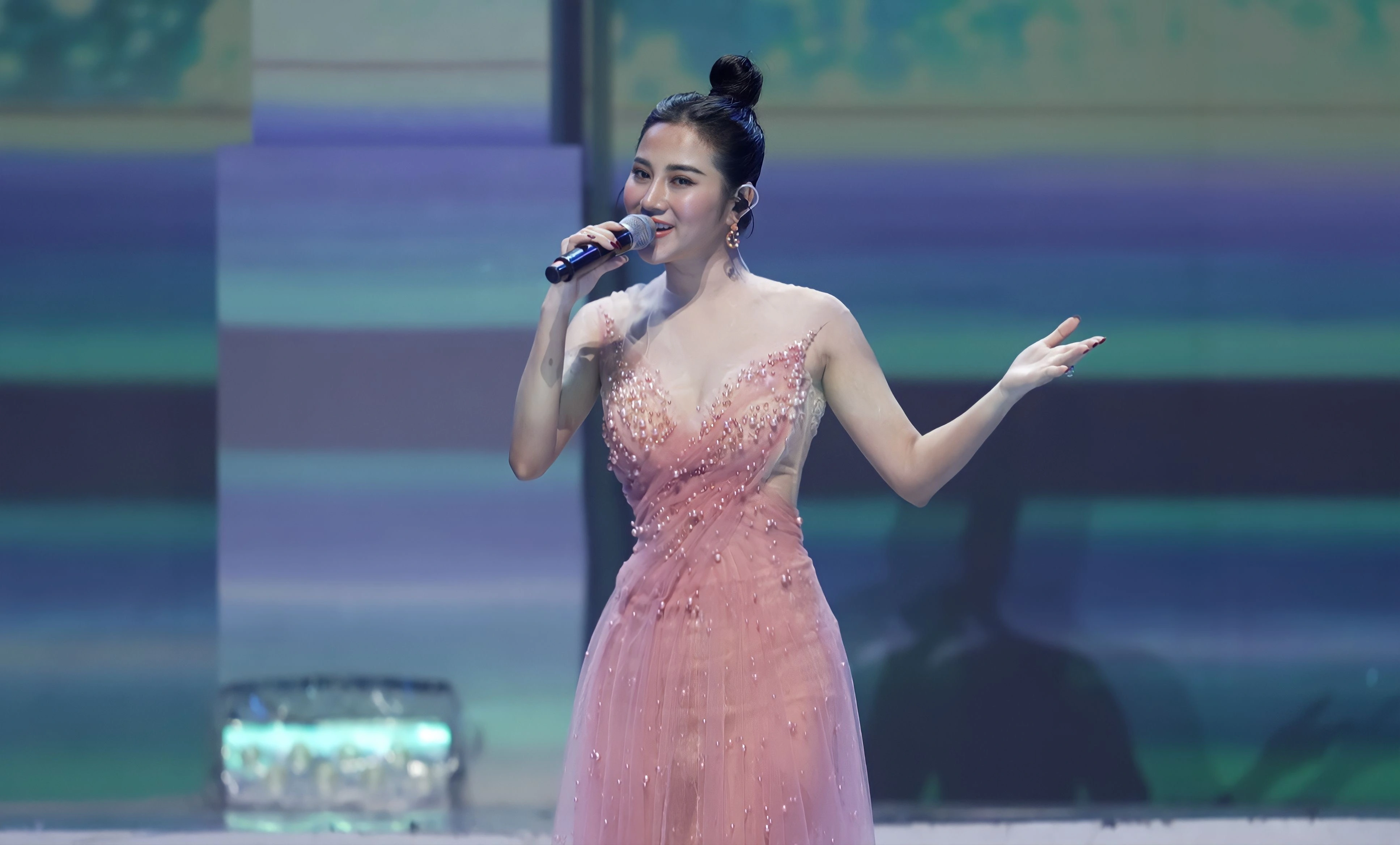 A young Vietnamese singer performing bolero — the new generation singing vintage music