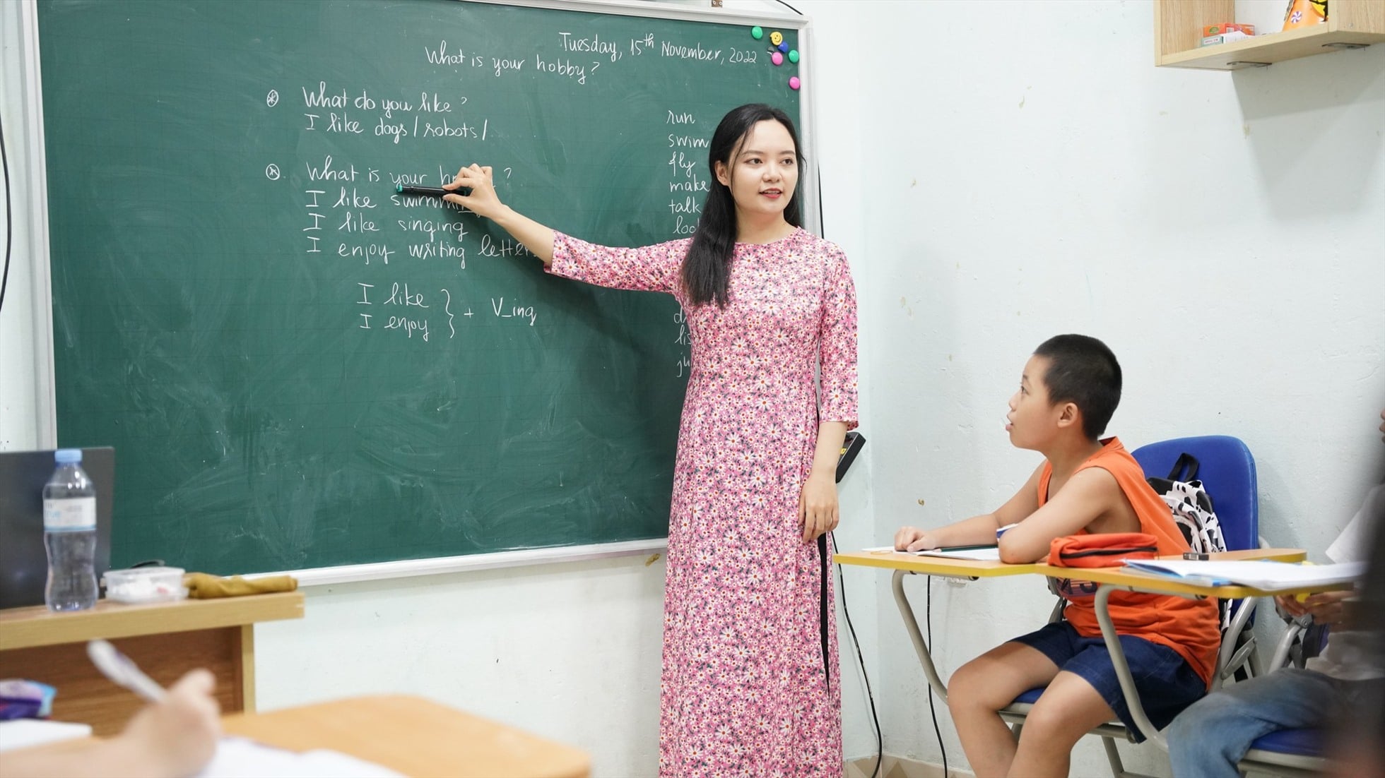 A foreigner learning Vietnamese with a local teacher — smiling, relaxed, unpressured