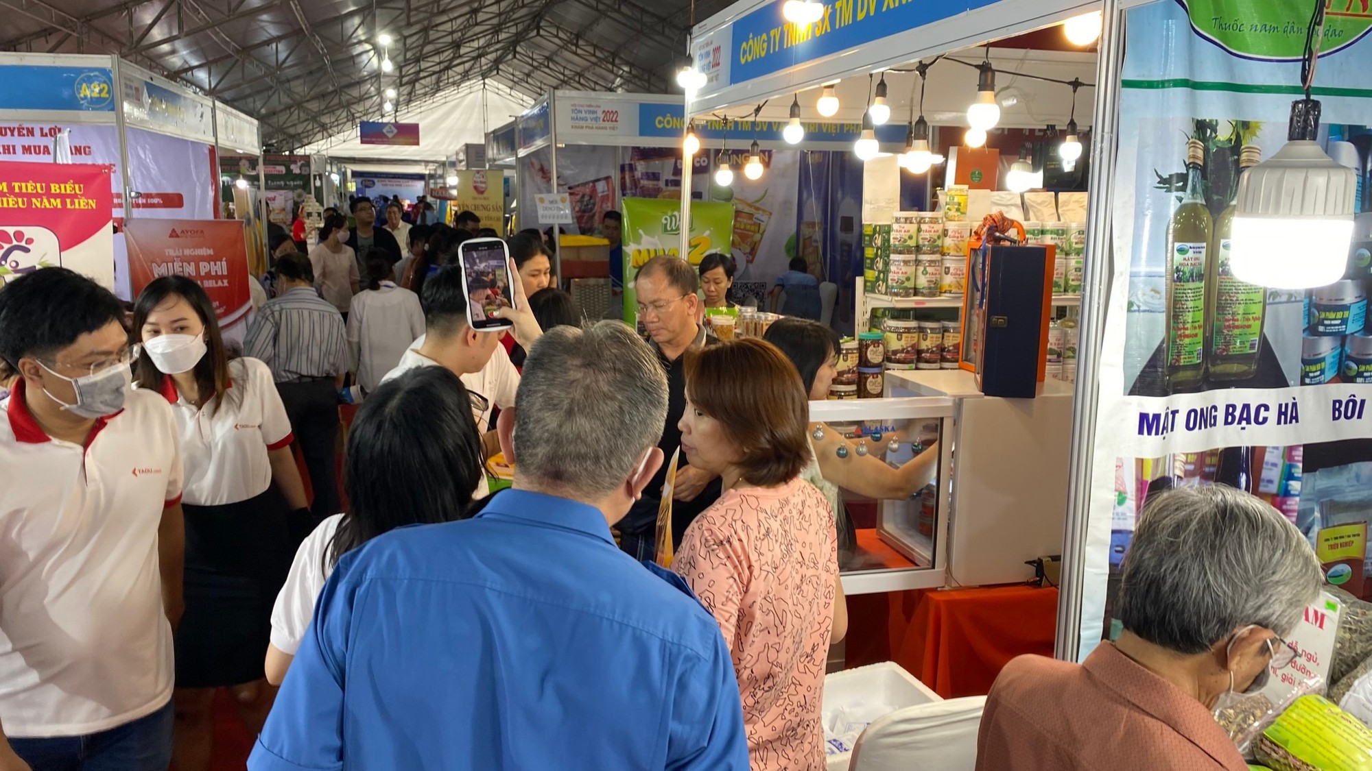 A foreigner speaking Vietnamese with a street vendor — the vendor reacting with joyful surprise