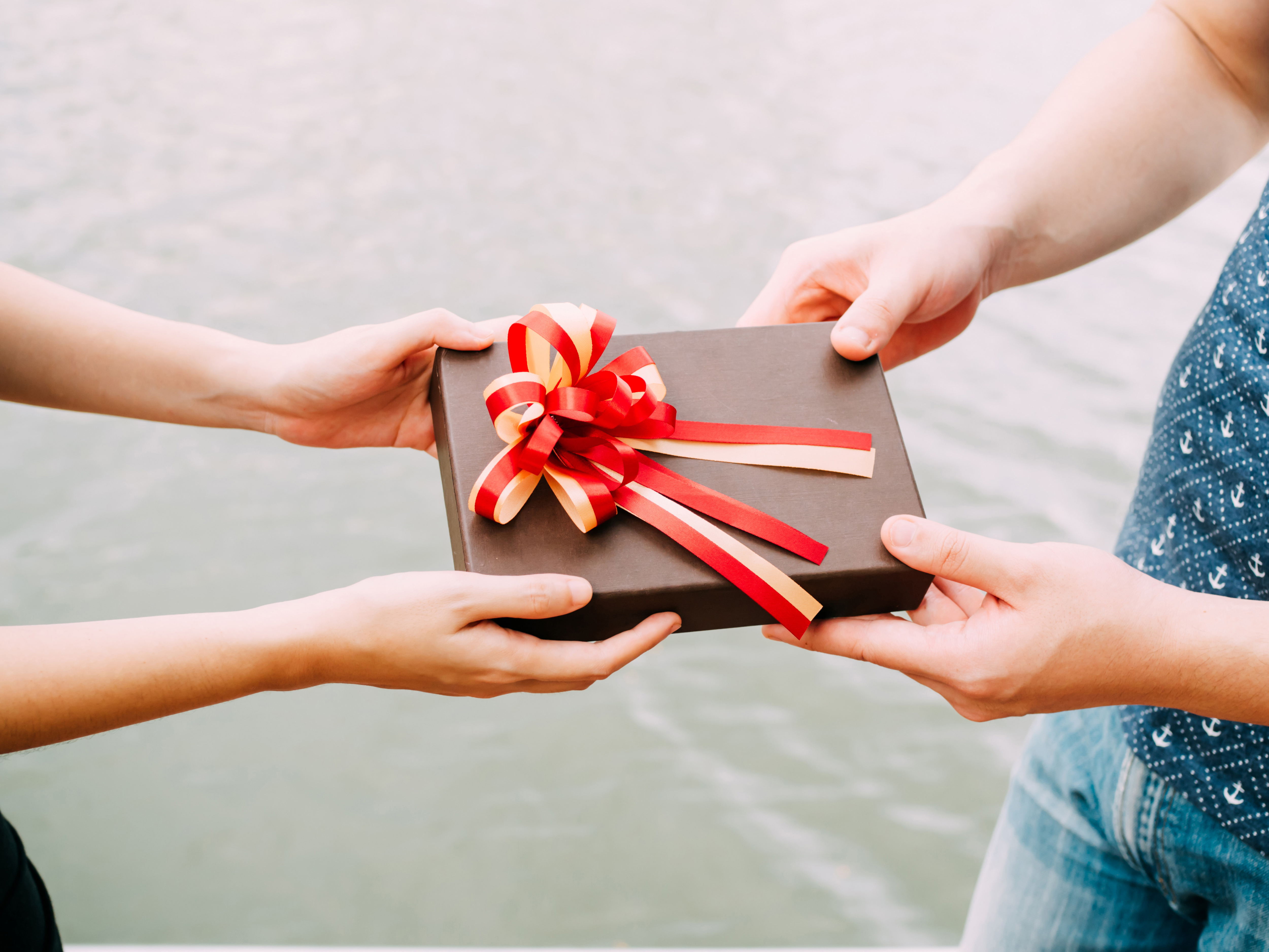 Giving a gift with both hands polite Vietnamese culture